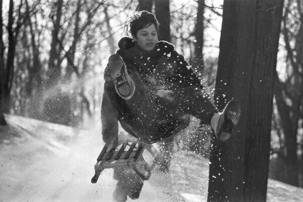 Мальчик катается на санках, 1976 год - Sputnik Южная Осетия