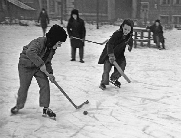 Дети играют в хоккей во дворе, 1959 год - Sputnik Южная Осетия