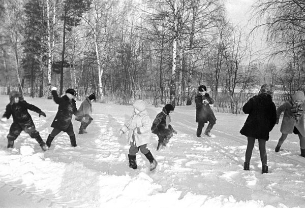 Дети, играющие в снежки, 1969 год - Sputnik Южная Осетия