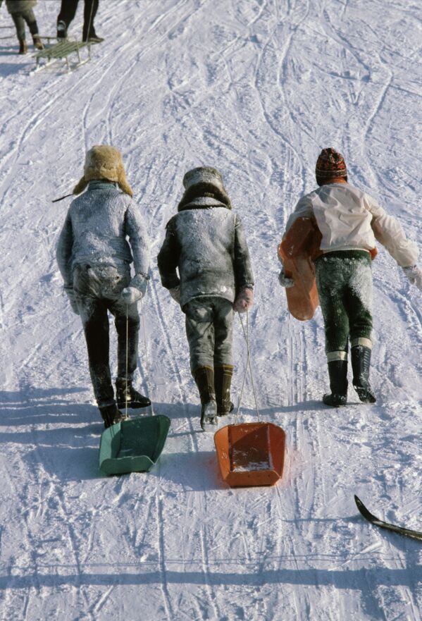 Дети катаются на санках, 1983 год - Sputnik Южная Осетия