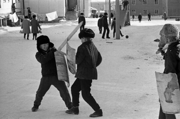 Дети играют во дворе одного из районов города Якутска, 1973 год - Sputnik Южная Осетия