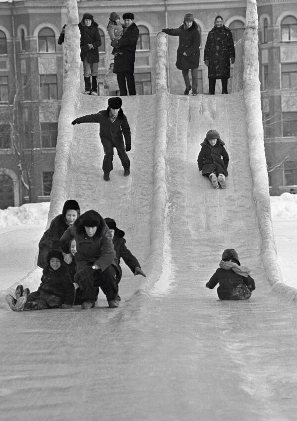 Дети катаются на ледяной горке в городе Пермь, 1973 год - Sputnik Южная Осетия
