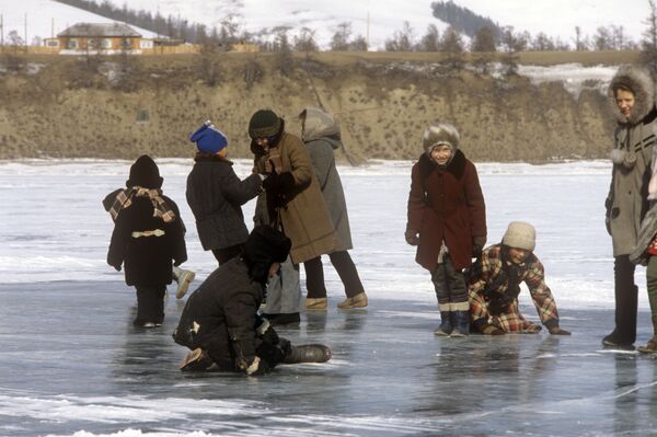 Дети поселка Байкальское играют на льду озера Байкал, 1988 год - Sputnik Южная Осетия