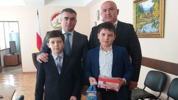 Игорь Козаев исполнил новогодние желания детей - Sputnik Южная Осетия