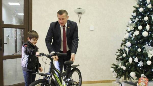 Спикер Парламента РЮО исполнил новогодние желания детей - Sputnik Южная Осетия