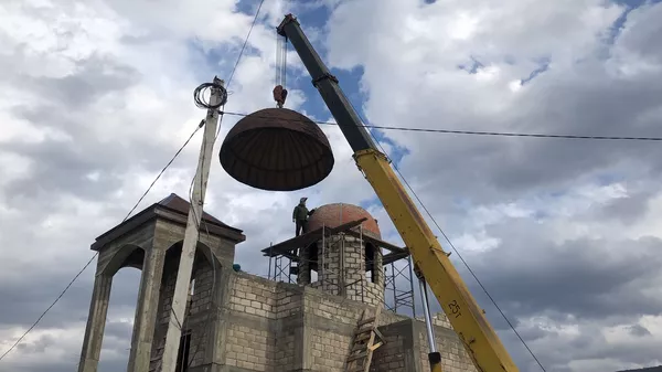 Уже накрыли купол и звонницу: как в Цхинвале строят храм на средства прихожан Уже накрыли купол и звонницу: как в Цхинвале строят храм на средства прихожан - Sputnik Южная Осетия