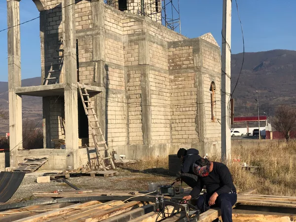 Уже накрыли купол и звонницу: как в Цхинвале строят храм на средства прихожан Уже накрыли купол и звонницу: как в Цхинвале строят храм на средства прихожан - Sputnik Южная Осетия