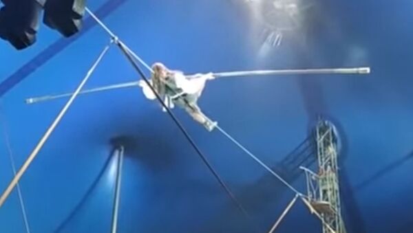Упал с такой высоты и выжил! Видео о тольяттинском канатоходце вызвало дебаты в Сети - Sputnik Южная Осетия