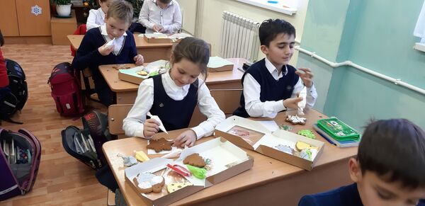 Сладкое дело Артемьевой. Как кондитер готовит съедобные игрушки в Цхинвале Сладкое дело Артемьевой. Как кондитер готовит съедобные игрушки в Цхинвале - Sputnik Южная Осетия