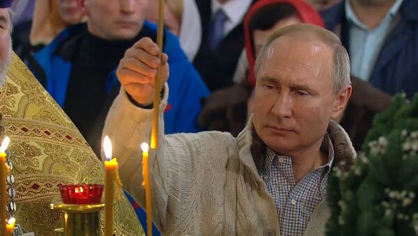 Путин и Медведев посетили рождественские богослужения - Sputnik Южная Осетия
