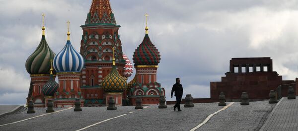 Прохожий на Красной площади в Москве Прохожий на Красной площади в Москве - Sputnik Южная Осетия