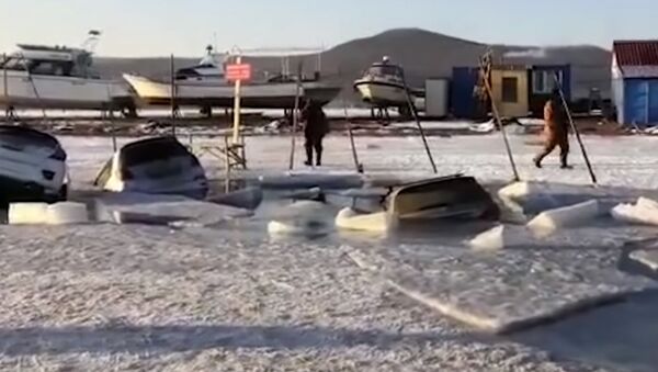 Десятки машин ушли под лед на острове Русский близ Владивостока - видео - Sputnik Южная Осетия