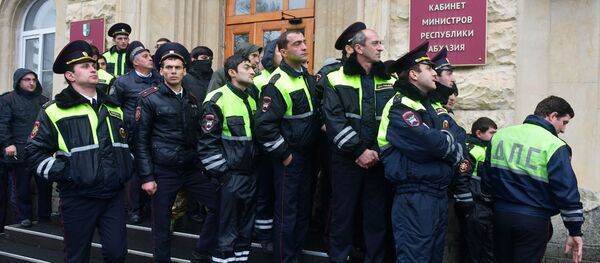 Протестующие штурмуют администрацию президента Абхазии Протестующие штурмуют администрацию президента Абхазии - Sputnik Южная Осетия