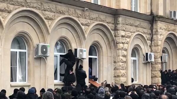 В Совбезе Абхазии не исключают силовых мер против протестующих в Сухуме  В Совбезе Абхазии не исключают силовых мер против протестующих в Сухуме  - Sputnik Южная Осетия