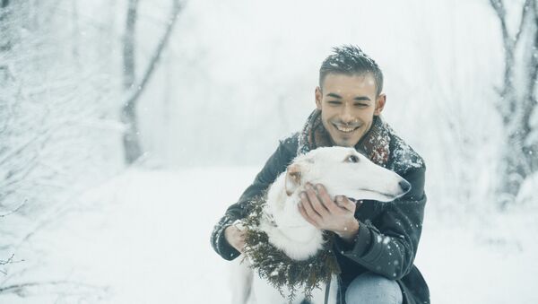 Улыбающийся молодой человек с собакой - Sputnik Южная Осетия