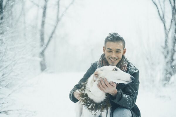 Улыбающийся молодой человек с собакой - Sputnik Южная Осетия