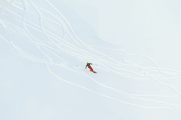 Отдыхающий катается на горнолыжном склоне во время открытия сезона на горном курорте Горки Город на территории Красной Поляны в Сочи - Sputnik Южная Осетия
