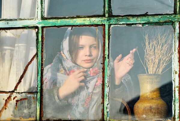Девушка смотрит в окно во время святочных гаданий в казачьем поселке Черноречье - Sputnik Южная Осетия