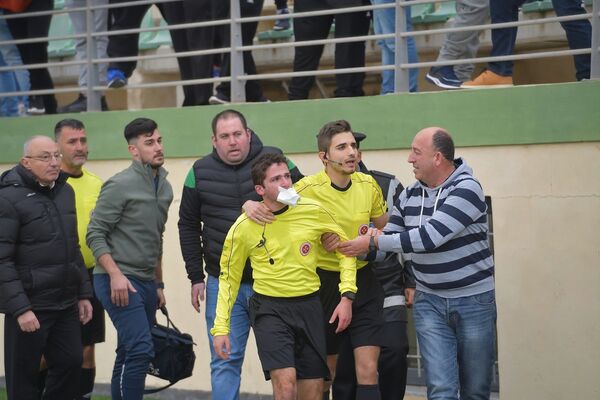 Футболист избил арбитра и был арестован прямо на поле - видео Футболист избил арбитра и был арестован прямо на поле - видео - Sputnik Южная Осетия