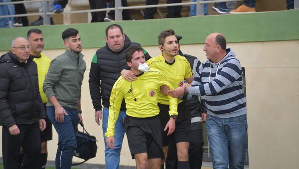 На Мальте футболист ударил арбитра и был арестован прямо на поле - Sputnik Южная Осетия