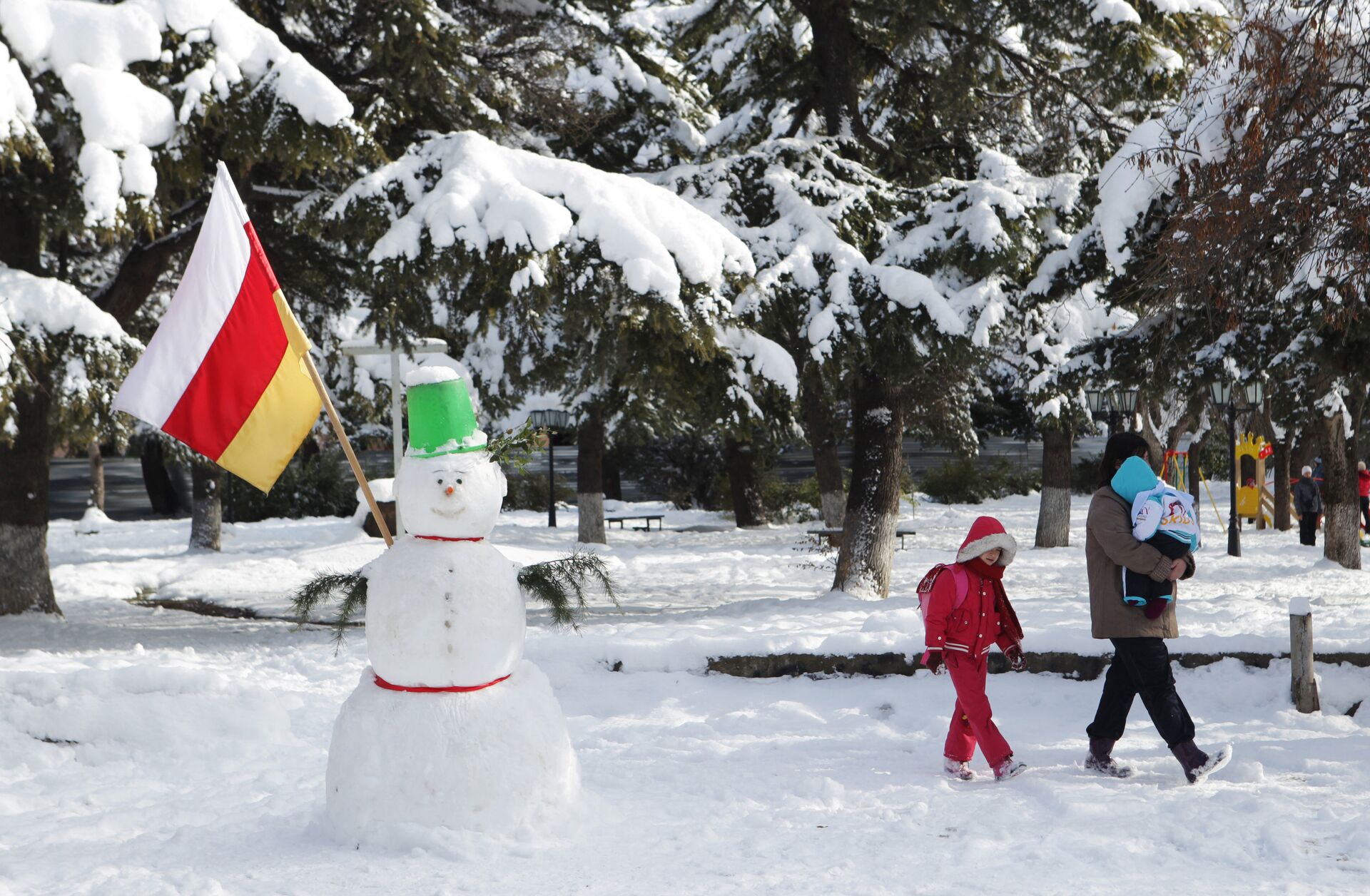  Снеговик с флагом Южной Осетии на одной из улиц Цхинвала. - Sputnik Южная Осетия, 1920, 17.01.2026