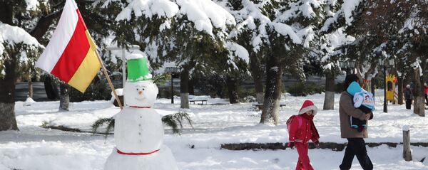Снеговик с флагом Южной Осетии на одной из улиц Цхинвала. Снеговик с флагом Южной Осетии на одной из улиц Цхинвала. - Sputnik Южная Осетия