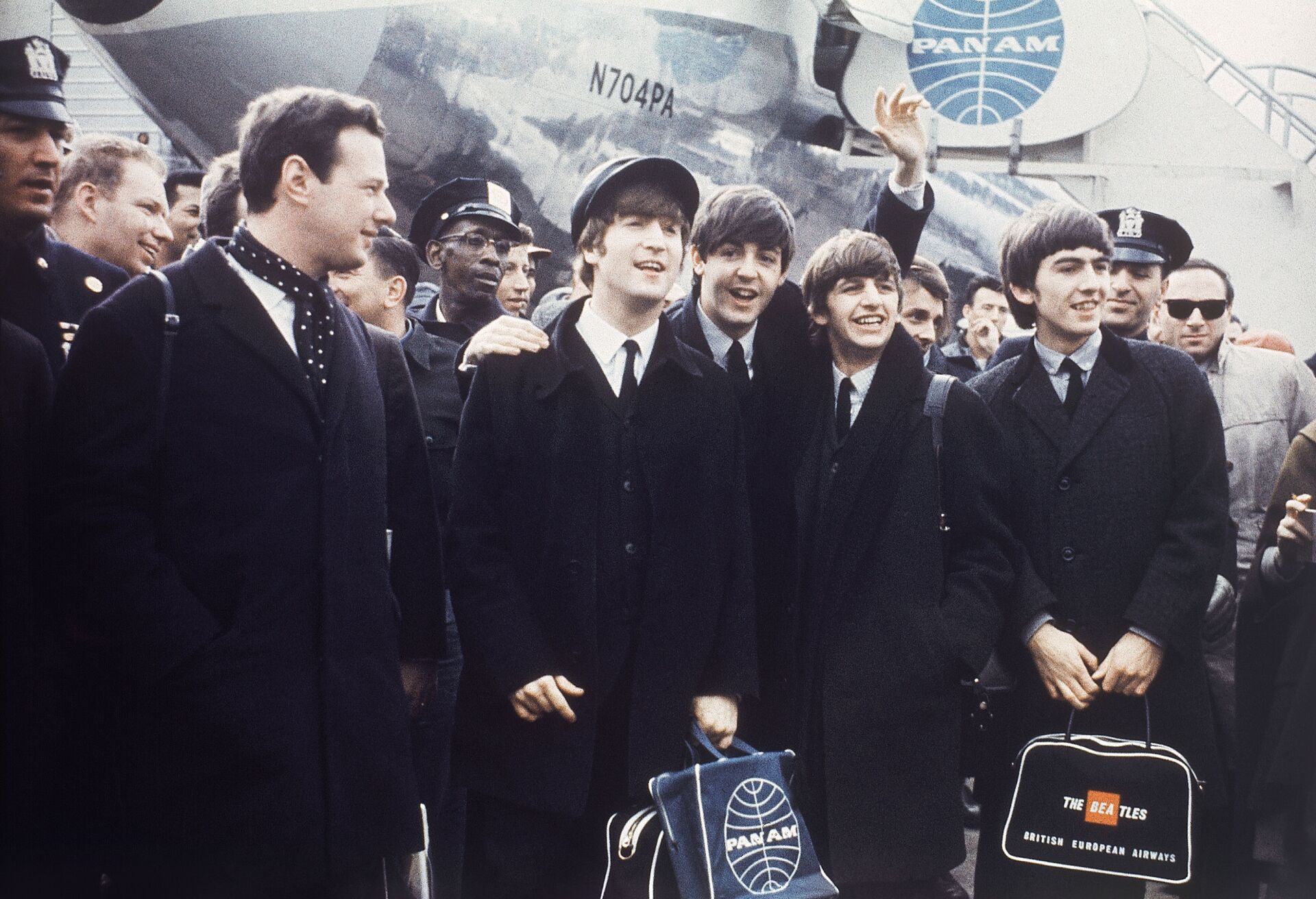 Группа The Beatles в лондонском аэропорту - Sputnik Южная Осетия, 1920, 24.02.2022