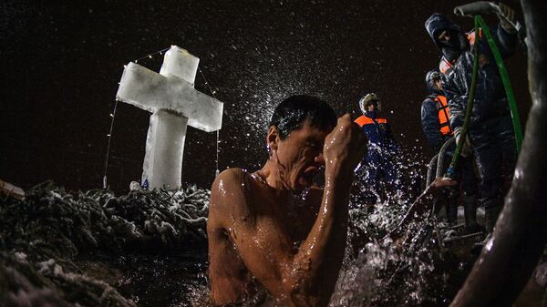 Мужчина во время традиционных купаний в праздник Крещения у храма Живоначальной Троицы в поселке Норское - Sputnik Южная Осетия