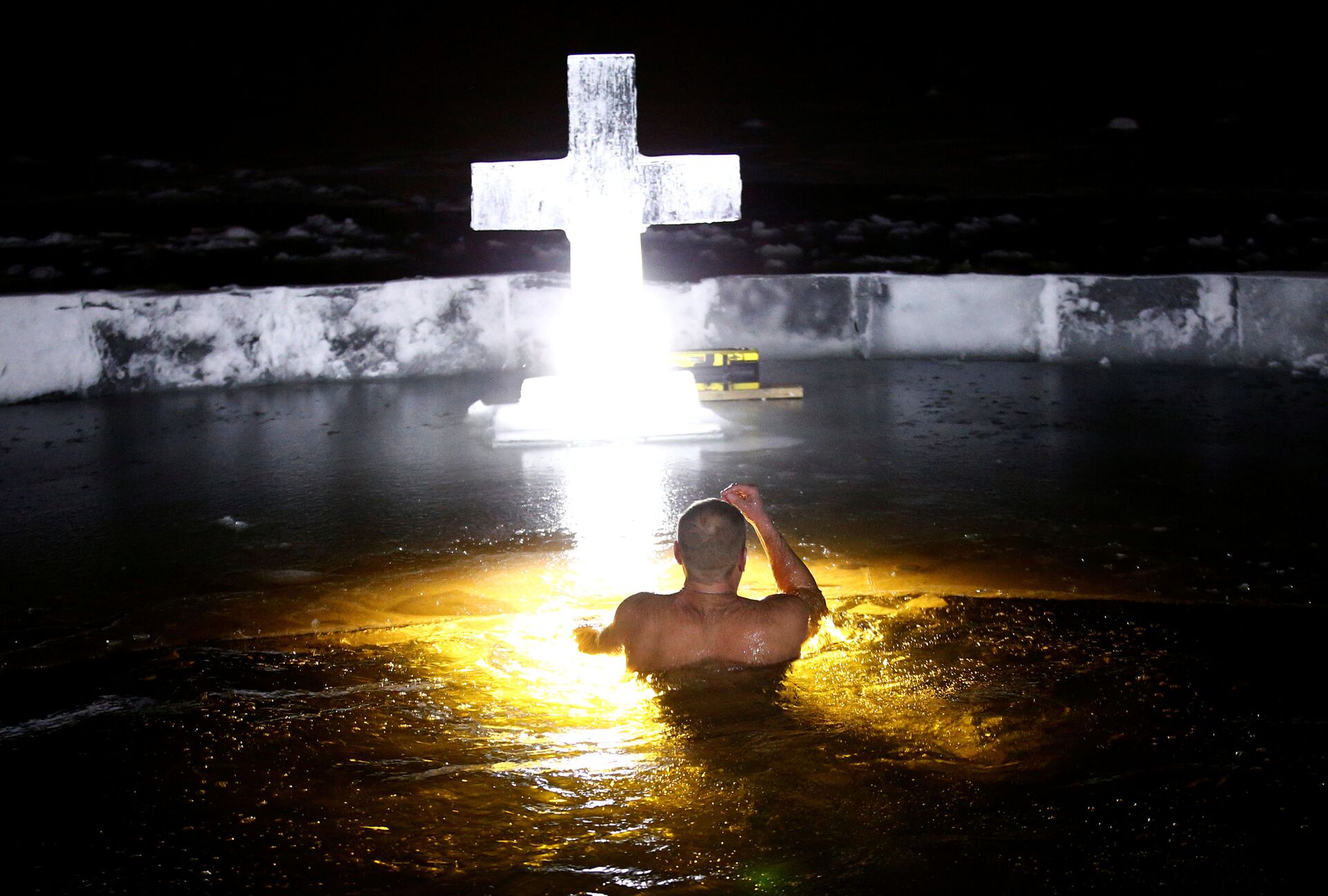 Минчанин купается в проруби во время празднования Крещения Господнего в Белоруссии - Sputnik Южная Осетия, 1920, 17.01.2022