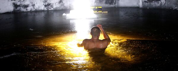 Минчанин купается в проруби во время празднования Крещения Господнего в Белоруссии Минчанин купается в проруби во время празднования Крещения Господнего в Белоруссии - Sputnik Южная Осетия