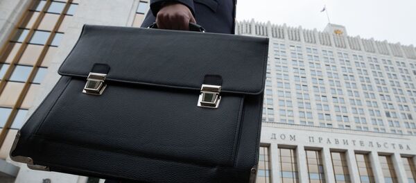 Чиновник возле Дома правительства РФ Чиновник возле Дома правительства РФ - Sputnik Южная Осетия