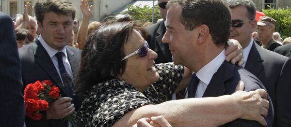 Дмитрий Медведев во время общения с горожанами в Цхинвале Дмитрий Медведев во время общения с горожанами в Цхинвале - Sputnik Южная Осетия