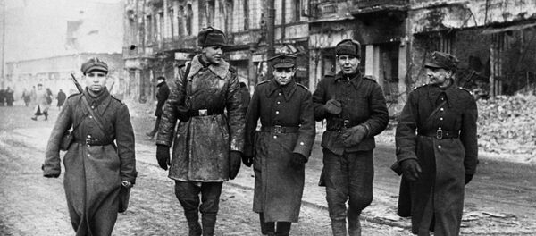 Солдаты  Красной Армии и Войска Польского на улицах города - Sputnik Южная Осетия