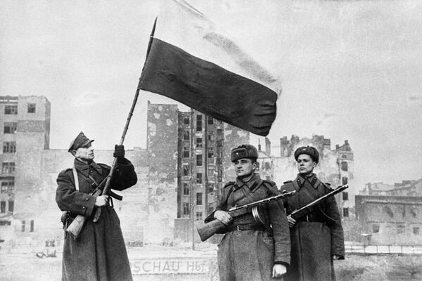 Освобождение Варшавы: в бой шли солдаты с красными звездами и польскими орлами Освобождение Варшавы: в бой шли солдаты с красными звездами и польскими орлами - Sputnik Южная Осетия