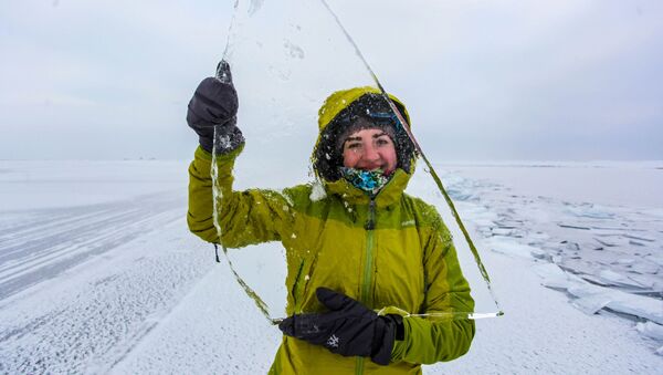 Девушка с куском льда на озере Байкал - Sputnik Южная Осетия