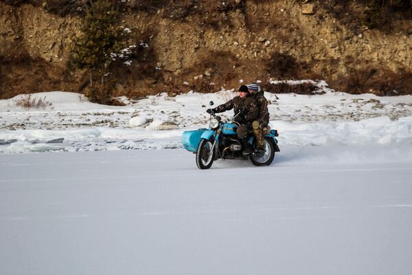 Местные жители едут на мотоцикле по берегу озера Байкал - Sputnik Южная Осетия