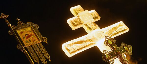 Верующий во время службы в Крещенский сочельник на Раифском озере неподалеку от Раифского Богородицкого мужского монастыря в Зеленодольском районе республики Татарста - Sputnik Южная Осетия