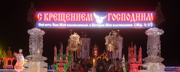 Верующие во время службы в Крещенский сочельник на Раифском озере неподалеку от Раифского Богородицкого мужского монастыря в Зеленодольском районе республики Татарстан Верующие во время службы в Крещенский сочельник на Раифском озере неподалеку от Раифского Богородицкого мужского монастыря в Зеленодольском районе республики Татарстан - Sputnik Южная Осетия