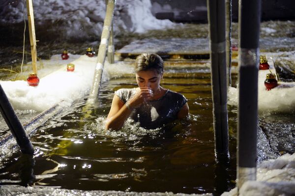 Женщина во время крещенских купаний на Верх-Исетском пруду в Екатеринбурге - Sputnik Южная Осетия