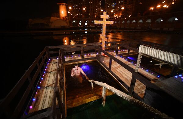 Крещенские купания в Москве - Sputnik Южная Осетия