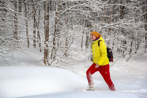 Туристка на снегоступах в Лапландском заповеднике - Sputnik Южная Осетия