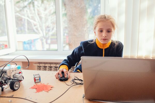 Изначально дети знакомятся с наборами конструкторов, после чего собирают своего первого робота. - Sputnik Южная Осетия