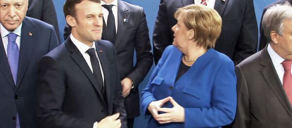 Меркель “потеряла” Путина на совместной фотосессии Меркель “потеряла” Путина на совместной фотосессии - Sputnik Южная Осетия