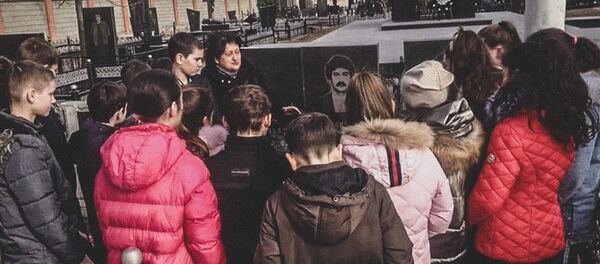 Фӕндзӕм скъолайы ногдзаутæ бафснайдтой Коммунисты уæлмæрд Фӕндзӕм скъолайы ногдзаутæ бафснайдтой Коммунисты уæлмæрд - Sputnik Хуссар Ирыстон
