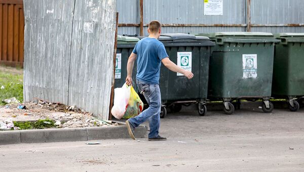 Мужчина выбрасывает мусор - Sputnik Южная Осетия