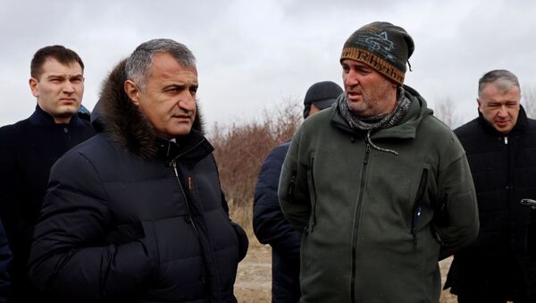 Президент Анатолий Бибилов посетил сады фундука в селе Аунеу - Sputnik Южная Осетия