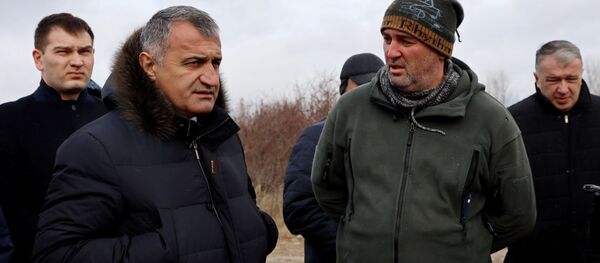 Президент Анатолий Бибилов посетил сады фундука в селе Аунеу - Sputnik Южная Осетия