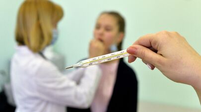 Врач осматривает школьника, архивное фото