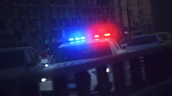 Мигалка на крыше автомобиля полиции.