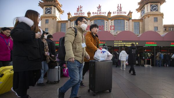 Путешественники в масках у вокзала в Пекине  - Sputnik Южная Осетия